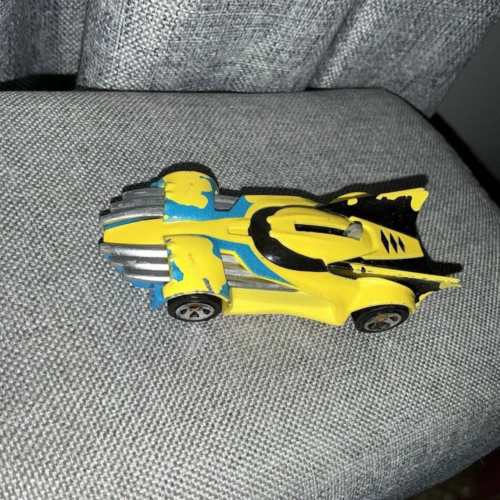 Hot Wheels Marvel - Wolverine Character Car 2018 Claws Go In And Out Yellow Blue